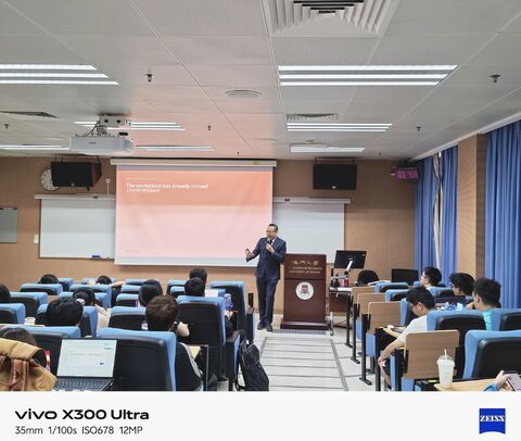 Students from Hohai, Xiangtan and Huanghuai universities in the AI session